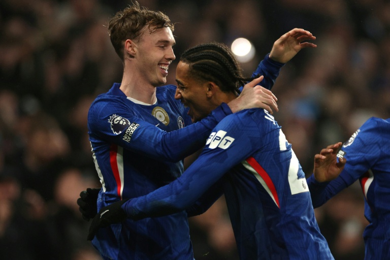 Le milieu de terrain offensif anglais de Chelsea, Cole Palmer (à gauche), avec son coéquipier, l'attaquant brésilien, Joao Pedro (à droite), lors du match de Premier League contre Leeds United, à Londres, le 10 février 2026