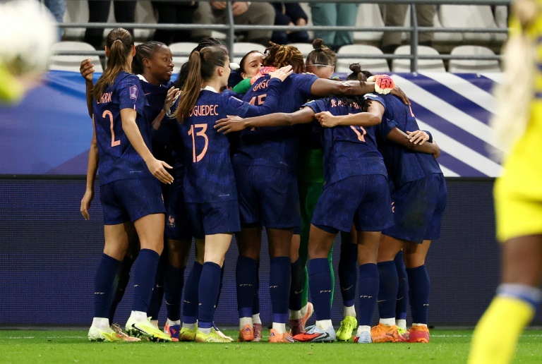 Les Françaises célèbrent le but sur le fil de Griedge Mbock face à la Suède, lors du match aller pour la troisième place de la Ligue des nations, le 28 novembre 2025 à Reims