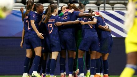 Les Françaises célèbrent le but sur le fil de Griedge Mbock face à la Suède, lors du match aller pour la troisième place de la Ligue des nations, le 28 novembre 2025 à Reims