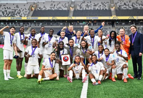 Les joueuses françaises fêtent leur médaille de bronze après avoir remporté la 3e place de la Ligue des nations aux dépens de la Suède, le 2 décembre 2025 à Stockholm