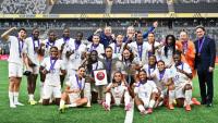 Les joueuses françaises fêtent leur médaille de bronze après avoir remporté la 3e place de la Ligue des nations aux dépens de la Suède, le 2 décembre 2025 à Stockholm