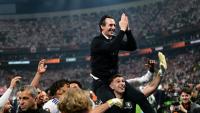 L'entraîneur d'Aston Villa Unai Emery fête avec ses joueurs la victoire en Ligue Europe, mercredi à Istanbul contre Fribourg.