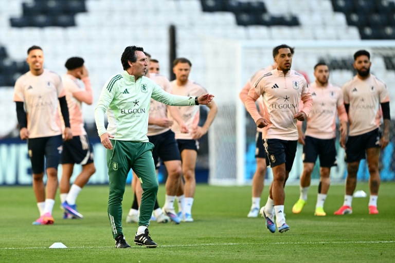 Unai Emery (g) dirige une séance d'entraînement des Villans à Istanbul le 19 mai 2026 en Turquie, à la veille de la finale de la Ligue Europa contre Fribourg 