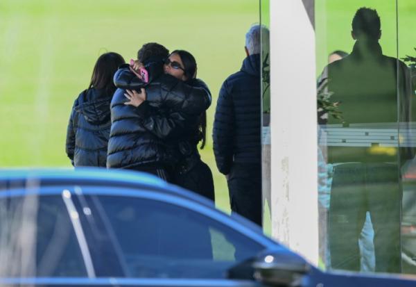 Messi, Antonela Roccuzzo, étreint un proche lors d'une cérémonie en l'honneur de son beau-père Jorge Messi, décédé la veille, le 9 août 2026 près de Rosario en Argentine