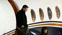 Lionel Messi et son épouse Antonela Roccuzzo, le 8 août 2026, à leur arrivée en jet privé à Rosario en Argentine, où le père et agent de la star du football doit être inhumée