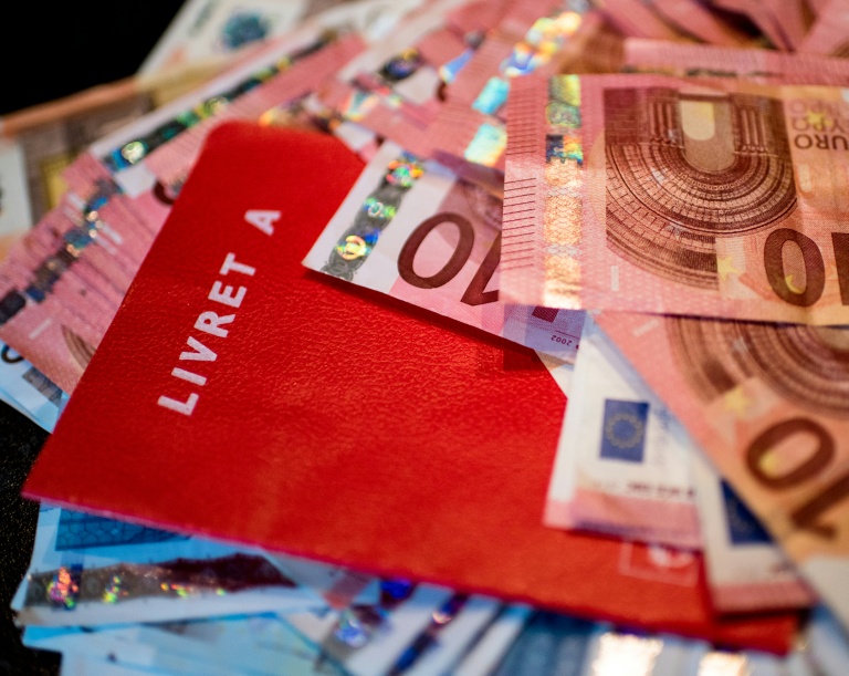 Les épargnants possédaient en novembre 161,8 milliards d'euros sur leur LDDS, 80,9 milliards d'euros sur leur LEP, réservé aux ménages ne dépassant un certain montant de revenus, et 438,9 milliards d'euros en Livret A, dont le taux d'intérêt, identique à celui du LDDS, est de 1,7% depuis août.