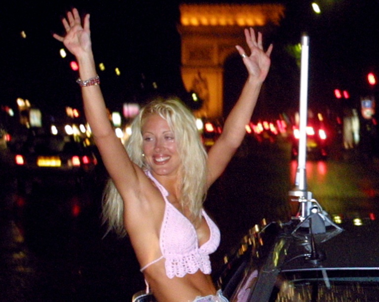 La gagnante Loana roule sur l'avenue la Grande Armée à Paris après avoir quitté le loft, le 05 juillet 2001, à l'issue de la soirée finale de Loft Story diffusée sur la chaîne M6
