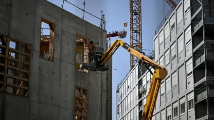 Vue d'un chantier de construction à Bordeaux le 22 juin 2026
