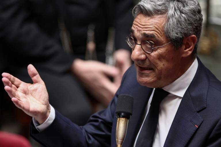 Le ministre du Commerce, Serge Papin, prend la parole lors d'une séance de questions au gouvernement à l'Assemblée nationale, à Paris, le 17 juin 2026