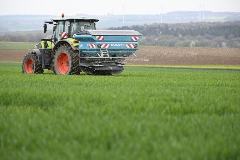 L'examen du projet de loi d'urgence agricole s'apprête à prendre une dimension politique assez inflammable avec l'ajout probable en commission au Sénat de mesures décriées de la loi 