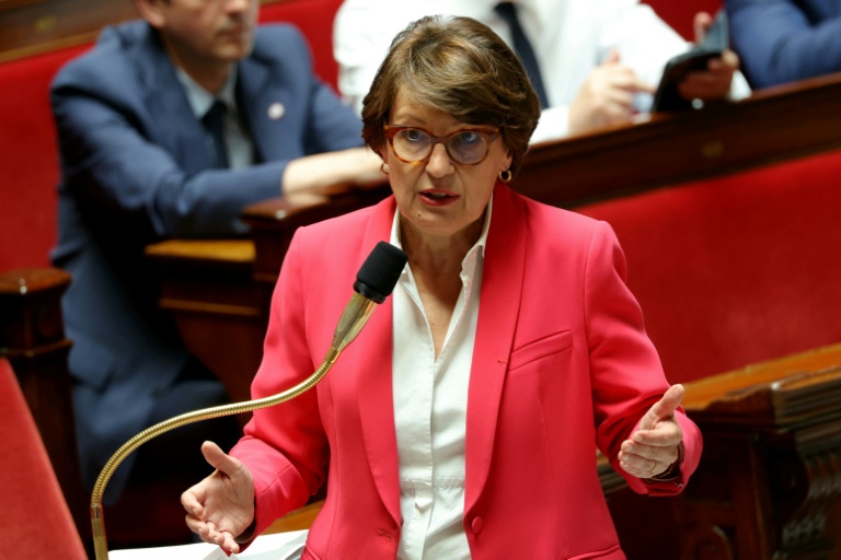 La ministre de l'Agriculture, Annie Genevard, s'adresse aux députés lors d'une séance de questions au gouvernement à l'Assemblée nationale, à Paris, le 24 juin 2026