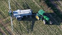 Le Sénat a adopté le projet de loi d'urgence agricole dans une version nettement modifiée par la droite pour lever les contraintes au métier d'agriculteur, suscitant l'inquiétude des associations environnementales et du gouvernement