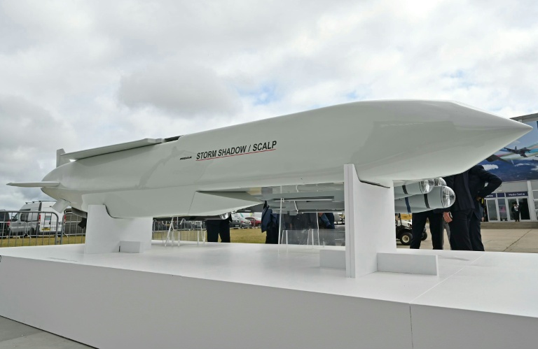 Un missile de croisière aéroporté à longue portée Storm Shadow/Scalp exposé sur le stand du fabricant européen MBDA, à l'ouverture du Salon international de l'aéronautique de Farnborough 2024, au sud-ouest de Londres, le 22 juillet 2024