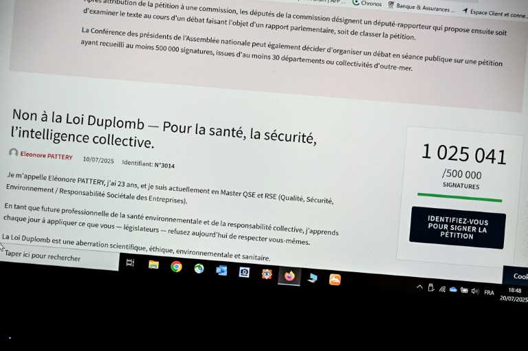 La pétition contre la loi Dumplomb mise en ligne sur le site Internet de l'Assemblée nationale affichée sur un écran d'ordinateur, le 20 juillet 2025