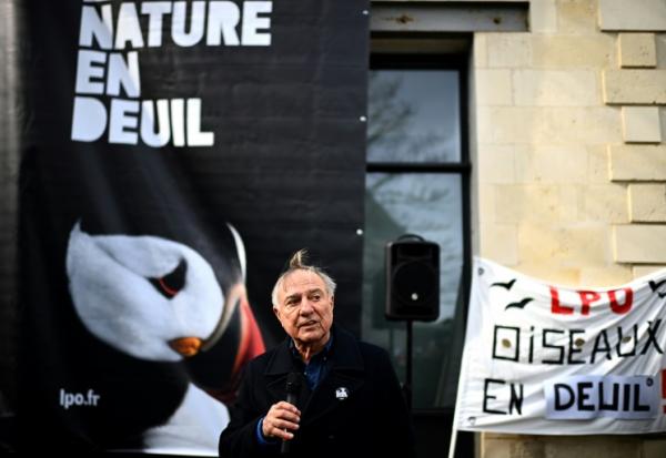 La Ligue de Protection des Oiseaux (LPO), présidée par Allain Bougrain Dubourg, avait organisé l'enterrement symbolique de la biodiversité le 13 mars 2025 à Rochefort (Charente-Maritime)