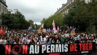 Des manifestants contre la proposition de loi sur la présomption d'usage légitime des armes par les forces de l'ordre, à Paris le 20 septembre 2026