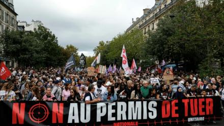 Des manifestants contre la proposition de loi sur la présomption d'usage légitime des armes par les forces de l'ordre, à Paris le 20 septembre 2026