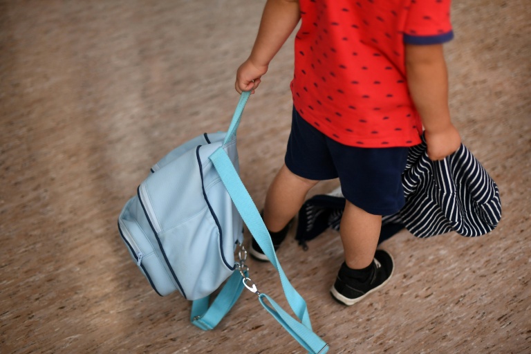 La décision du gouvernement de ne pas inscrire son projet de loi sur la Protection de l'enfance à l'agenda législatif d'ici juin inquiète les associations qui dénoncent un 