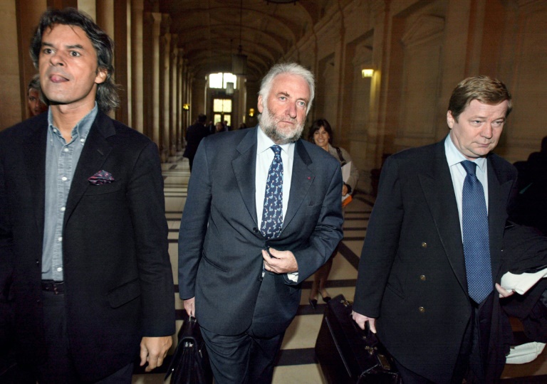 l'ancien PDG d'Elf, Loïk Le Floch-Prigent (centre) et ses avocats arrivent au Palais de justice de Paris le 4 novembre 2002