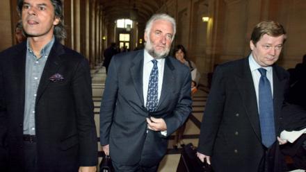 l'ancien PDG d'Elf, Loïk Le Floch-Prigent (centre) et ses avocats arrivent au Palais de justice de Paris le 4 novembre 2002