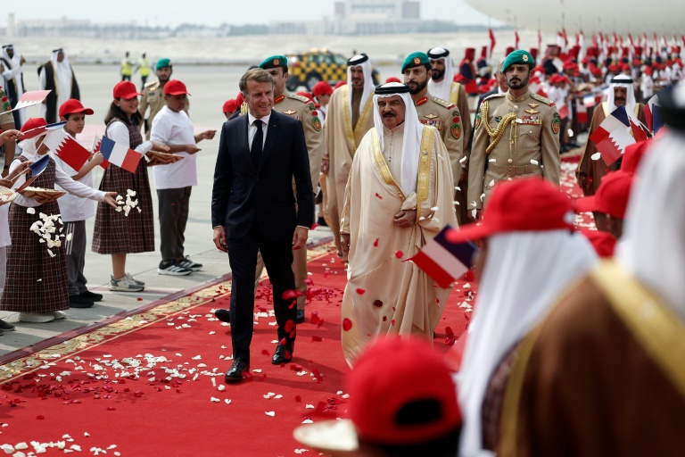 Le roi de Bahreïn Hamad ben Issa Al Khalifa (d) accueille le président français Emmanuel Macron à son arrivée à Manama le 20 octobre 2026