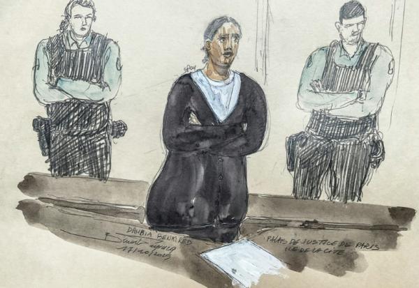 Croquis d'audience du 17 octobre 2025 montrant Dahbia Benkired lors de son procès pour le meurtre de Lola, à la cour d'assises de Paris