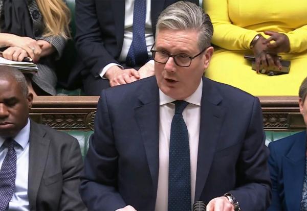 Image tirée d'une séquence diffusée par l'Unité d'enregistrement du Parlement britannique (PRU) sur le site web Parliament TV, le 2 mars 2026, montrant le Premier ministre britannique, Keir Starmer, s'exprimant devant le Parlement sur la situation au Moyen-Orient