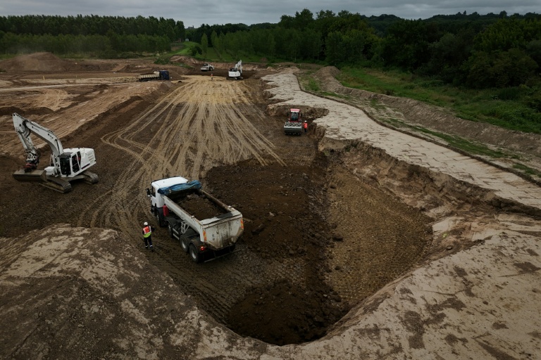 Des engins à l'œuvre sur un chantier de reconstruction de digue le long de la Garonne, à Sénestis, dans le Sud-Ouest, le 8 juin 2026