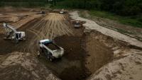 Des engins à l'œuvre sur un chantier de reconstruction de digue le long de la Garonne, à Sénestis, dans le Sud-Ouest, le 8 juin 2026