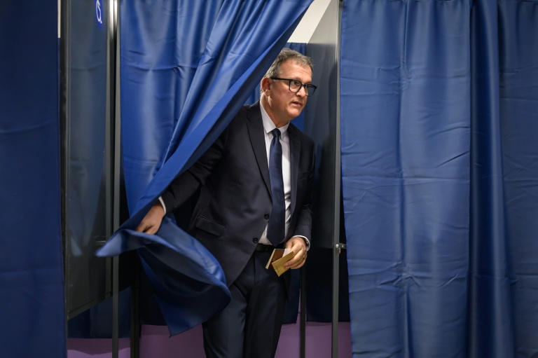 Louis Aliot (RN) réélu maire de Perpignan, vote dans sa ville, au 1er tour des municipales le 15 mars 2026