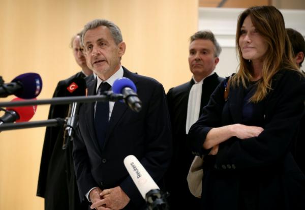L'ancien président de la République, Nicolas Sarkozy (g), et son épouse Carla Bruni (d), au tribunal à Paris, le 25 septembre 2025