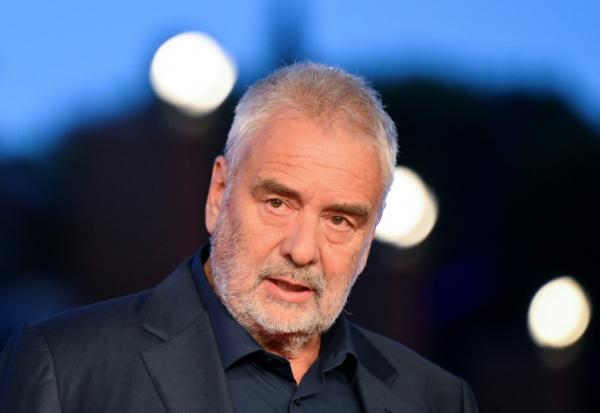 Le réalisateur français Luc Besson arrive pour la projection d'un film dans le cadre du 20e Festival international du cinéma de Rome, à l'Auditorium Parco della Musica, à Rome, le 24 octobre 2025