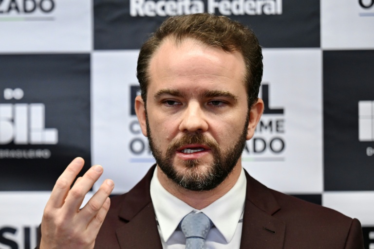 Le ministre brésilien des Finances, Dario Durigan, s'exprime lors de l'annonce d'un accord avec Washington pour combattre le trafic d'armes et de stupéfiant, à Brasilia, le 10 avril