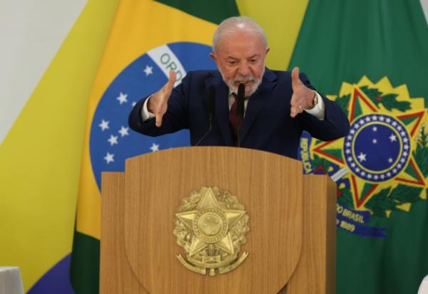 Le président brésilien Luiz Inacio Lula da Silva s'exprime devant la presse le 18 décembre 2025 à Brasilia
