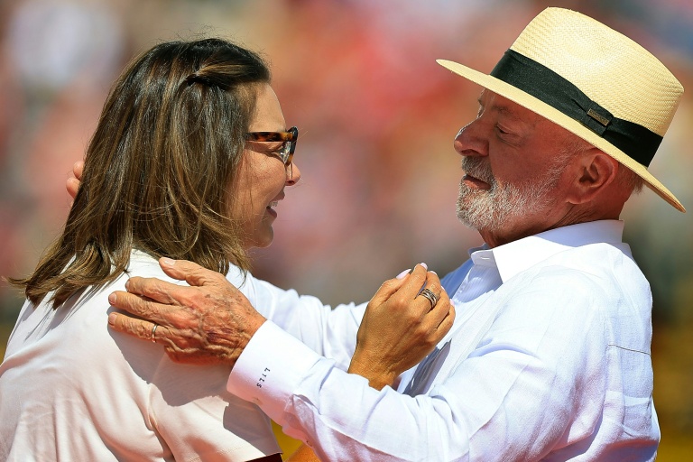 Le président brésilien Lula (d), candidat à sa réélection, et son épouse Rosangela da Silva lors du lancement de la campagne du leader de gauche, à Sao Paulo, le 16 août 2026