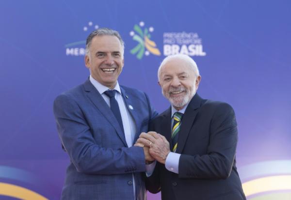 Photo transmise par les services de la présidence uruguayenne montrant le président uruguayen Yamandu Orsi (G) et le président brésilien Luiz Inacio Lula da Silva avant le sommet du bloc sud-américain, à Foz do Iguaçu, dans le sud du Brésil