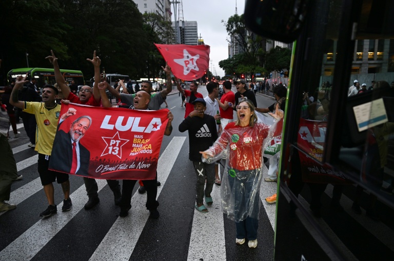 Des partisans du président brésilien Luiz Inacio Lula da Silva agitent un drapeau dans l'État de São Paulo, au Brésil, le 25 octobre 2026, lors du second tour de l'élection présidentielle