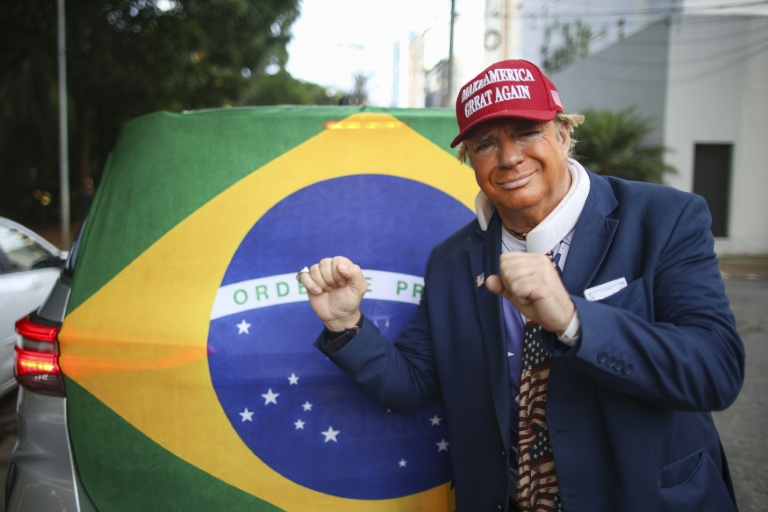Un homme portant un masque de Donald Trump lors d'un rassemblement du candidat à la présidentielle Flavio Bolsonaro à Goiânia, au Brésil, le 27 septembre 2026
