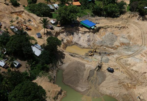 Vue aérienne de dispositifs d'orpaillage illégal le long du fleuve Marowijne, près de Stoelmanseiland, au Suriname, à la frontière avec la Guyane, le 22 juillet 2026
