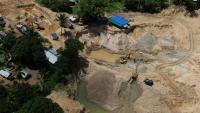 Vue aérienne de dispositifs d'orpaillage illégal le long du fleuve Marowijne, près de Stoelmanseiland, au Suriname, à la frontière avec la Guyane, le 22 juillet 2026