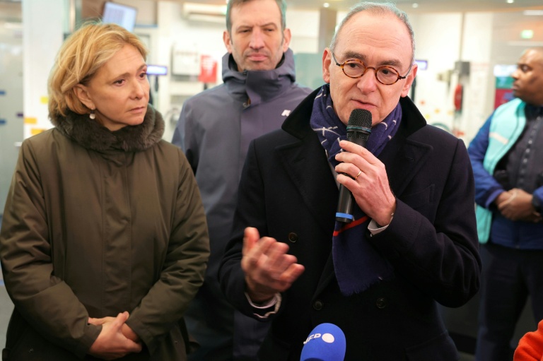 Xavier Piechaczyk (D), nouveau PDG de la RATP, aux côtés de Valérie Pécresse (G), présidente d'Ile-de-France Mobilités (IDFM), et du maire de Fontenay-sous-Bois, Jean-Philippe Gautrais (C), le 17 février 2026 à la station RER de Val de Fontenay, à Fontenay-sous-Bois (Val-de-Marne)

