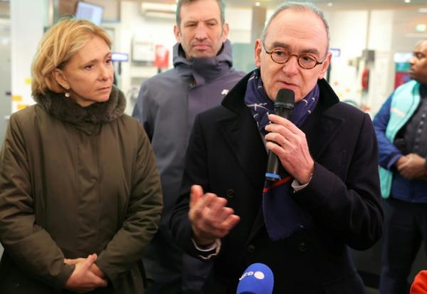 Xavier Piechaczyk (D), nouveau PDG de la RATP, aux côtés de Valérie Pécresse (G), présidente d'Ile-de-France Mobilités (IDFM), et du maire de Fontenay-sous-Bois, Jean-Philippe Gautrais (C), le 17 février 2026 à la station RER de Val de Fontenay, à Fontenay-sous-Bois (Val-de-Marne)
