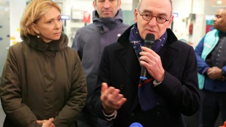 Xavier Piechaczyk (D), nouveau PDG de la RATP, aux côtés de Valérie Pécresse (G), présidente d'Ile-de-France Mobilités (IDFM), et du maire de Fontenay-sous-Bois, Jean-Philippe Gautrais (C), le 17 février 2026 à la station RER de Val de Fontenay, à Fontenay-sous-Bois (Val-de-Marne)

