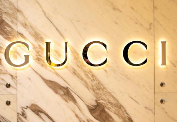 Passé d'un statut d'icône de la mode à celui de caillou dans la chaussure du groupe de luxe français Kering, Gucci est appelé à se réinventer pour ne pas continuer de peser sur les comptes de sa maison mère