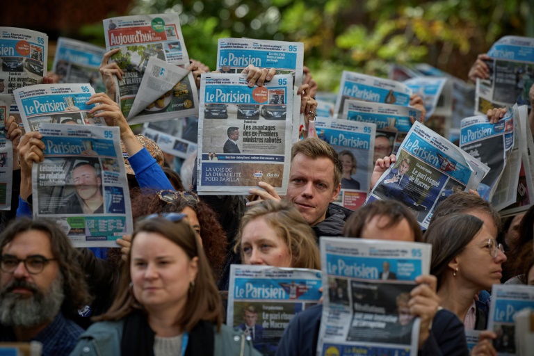 Des salariés du journal Le Parisien/Aujourd'hui en France manifestent près du siège du groupe de presse Les Echos-Le Parisien, le 22 septembre 2025 à Paris, pour protester contre les rumeurs de vente du Parisien au milliardaire conservateur Vincent Bolloré