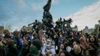 Des manifestants sont rassemblés au centre de la place de la République, à Paris, le 6 octobre 2026