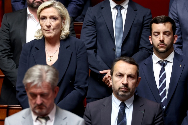 Les députés du Rassemblement national (RN), Marine Le Pen (g), Sébastien Chenu (c) et Jean-Philippe Tanguy (d), observent une minute de silence en hommage à la collégienne Lyhanna à l'Assemblée nationale, le 9 juin 2026 à Paris