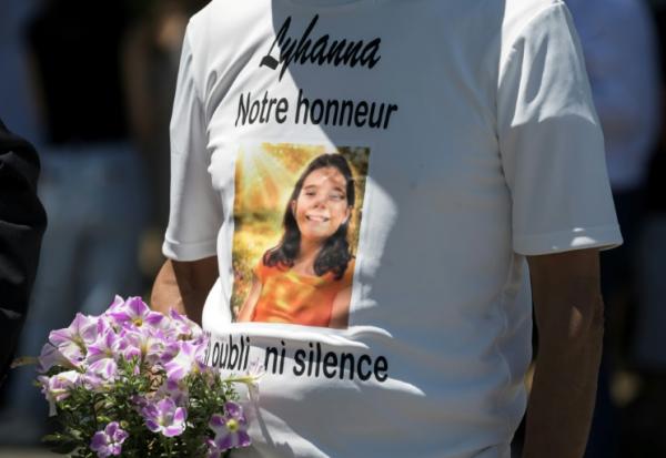 Une personne porte un t-shirt à l'effigie de la collégienne Lyhanna, lors de ses obsèques à Fleurance, le 12 juin 2026 dans le Gers