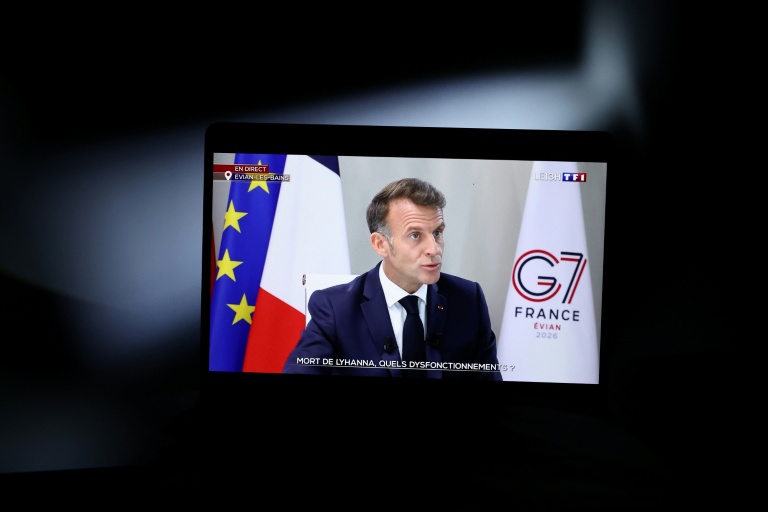Un écran d'ordinateur montre une interview du président Emmanuel Macron  sur TF1, le 15 juin 2026 à Paris
