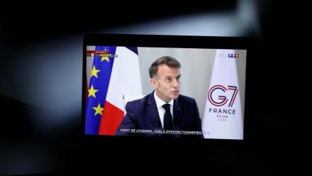 Un écran d'ordinateur montre une interview du président Emmanuel Macron  sur TF1, le 15 juin 2026 à Paris
